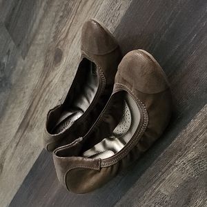 Payless Shoes DEXFLEX comfort olive green Claire flat shoes size 6 1/2